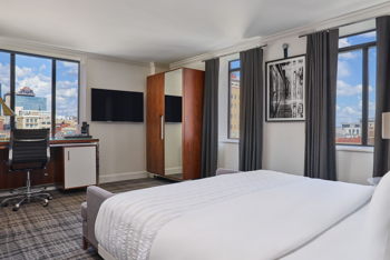 Guest room, 1 King, Corner room, at Le Meridien Indianapolis