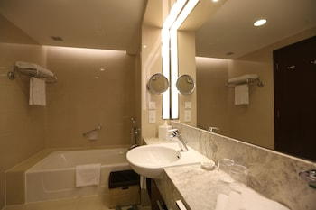 Deluxe Room, King Bed, at Shangri-La Hotel Dalian