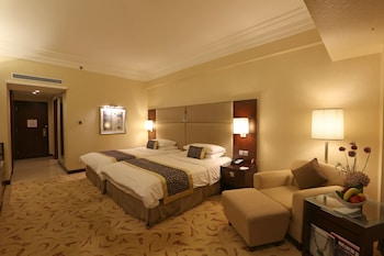 Deluxe Room, 2 Twin Beds, at Shangri-La Hotel Dalian