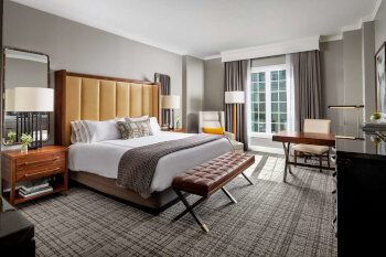 Inn at Chateau: Deluxe King, at Chateau Elan Winery & Resort