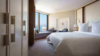 Deluxe Full Harbour Room King, at Four Seasons Hotel Sydney