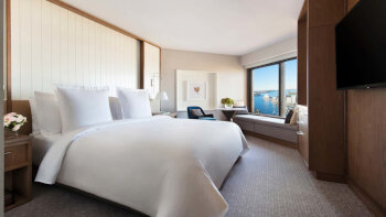 Deluxe Full Harbour Accessible Room Queen, at Four Seasons Hotel Sydney