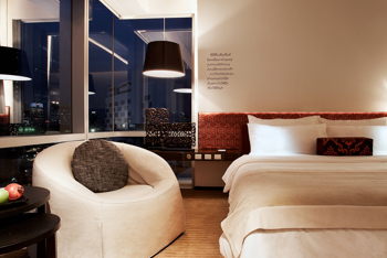 Vista Premier, Guest room, 1 King, City view, Corner room, at Le Meridien Bangkok