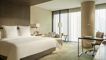 Deluxe City View Room, at Four Seasons Hotel Tokyo at Marunouchi